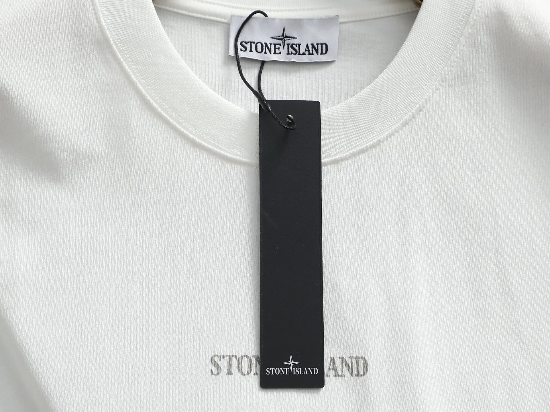 🅿️170 Stone Island 2025FW new autumn and winter geometric print short-sleeved base T-shirt. Pure background color with the brand's iconic compass logo + geometric line printing on the back, which is very cool and recognizable. The basic round neck version is suitable for various body shapes, the fabric is soft and breathable, and multiple colors are available. Suitable for daily outings/casual wear, easy to wear on the street. Color: black and white Size: XSSML
